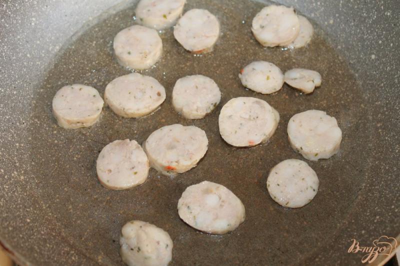 Фото приготовление рецепта: Яичница со свиными колбасками, помидорами и сыром шаг №2