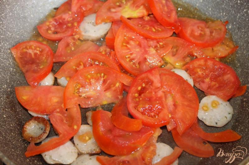 Фото приготовление рецепта: Яичница со свиными колбасками, помидорами и сыром шаг №3