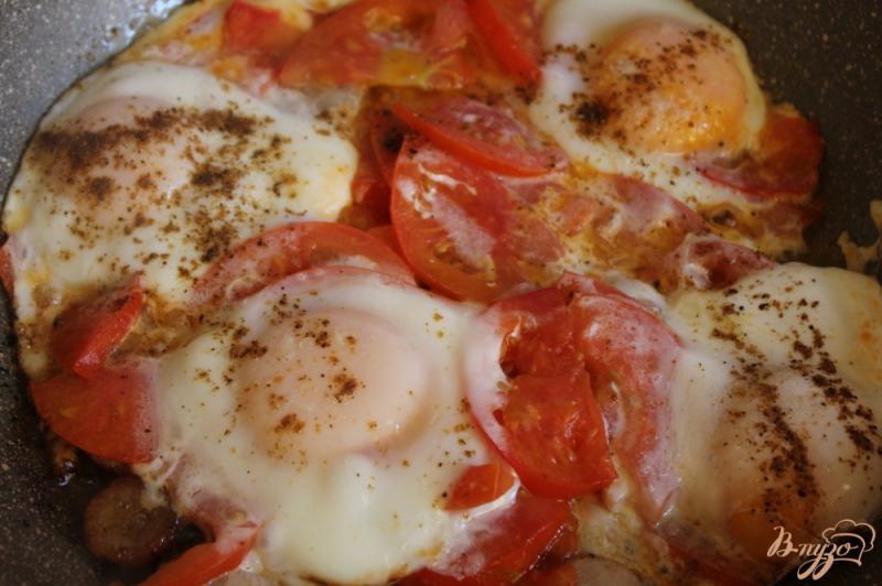 Фото приготовление рецепта: Яичница со свиными колбасками, помидорами и сыром шаг №5
