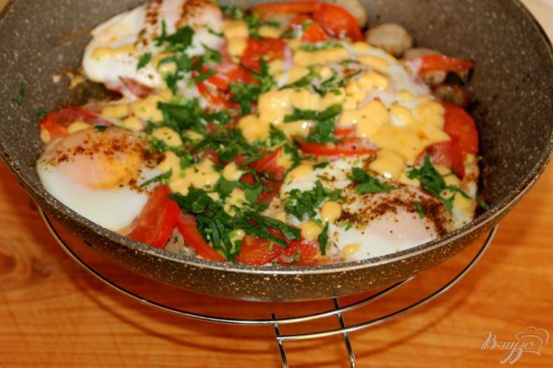 Фото приготовление рецепта: Яичница со свиными колбасками, помидорами и сыром шаг №8