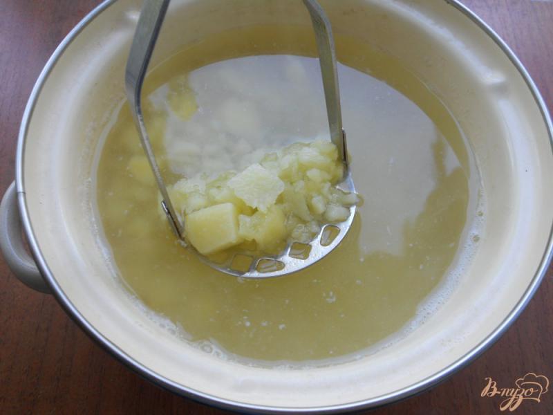 Фото приготовление рецепта: Картофельный суп с фаршем и вермишелью шаг №2