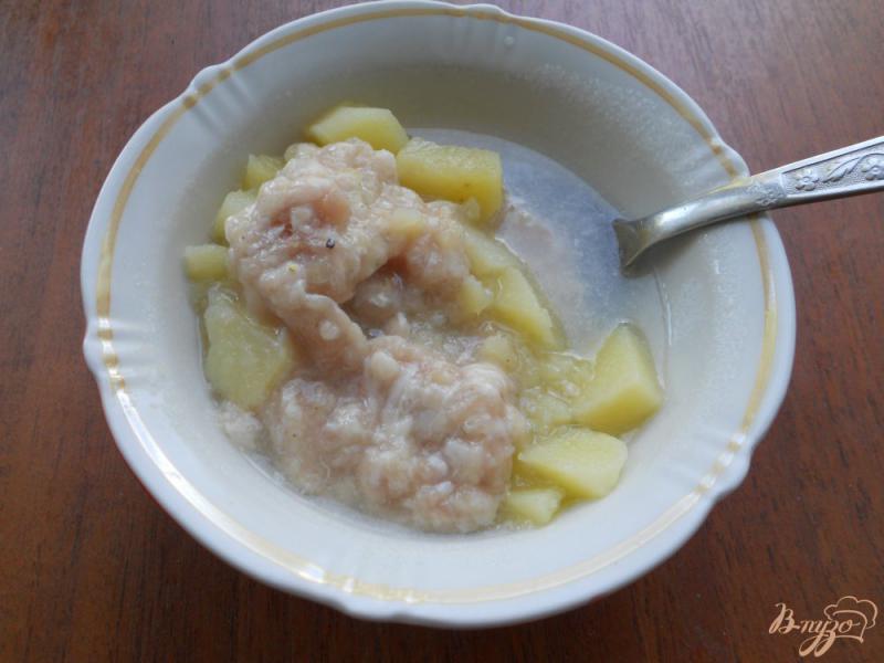 Фото приготовление рецепта: Картофельный суп с фаршем и вермишелью шаг №4