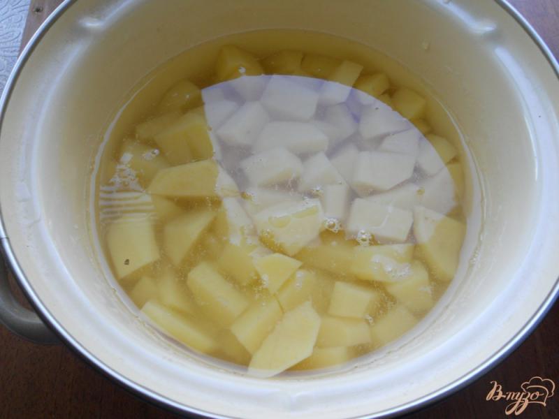 Фото приготовление рецепта: Картофельный суп с фаршем и вермишелью шаг №1