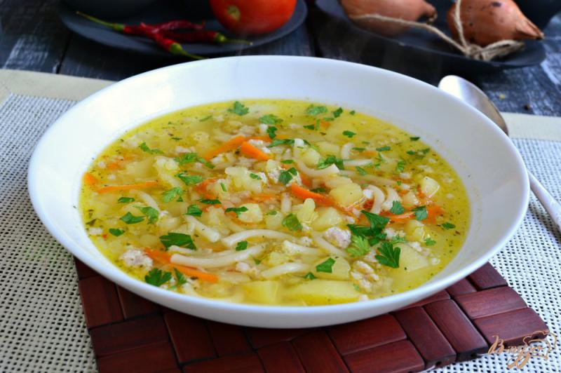 Фото приготовление рецепта: Картофельный суп с фаршем и вермишелью шаг №6