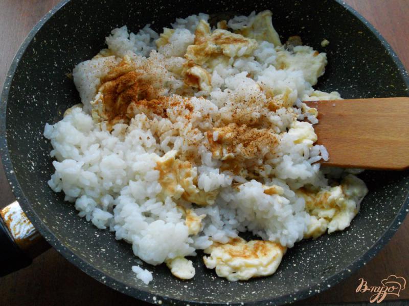 Фото приготовление рецепта: Острый рис с омлетом и соевым соусом шаг №4