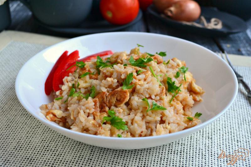 Фото приготовление рецепта: Острый рис с омлетом и соевым соусом шаг №5