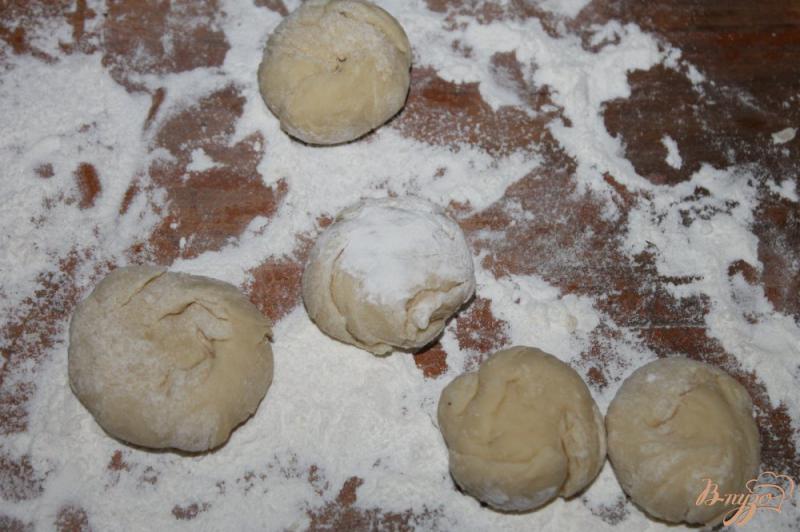 Фото приготовление рецепта: Хрустящие домашние чебуреки со свининой шаг №2