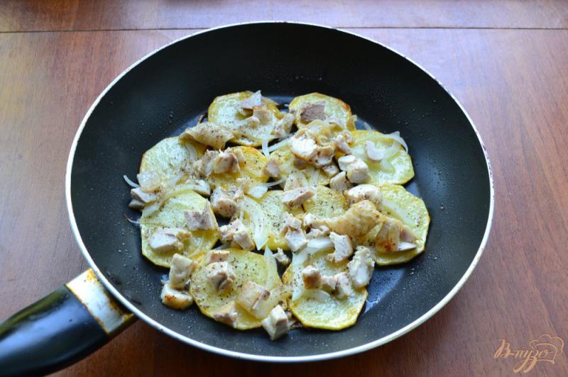 Фото приготовление рецепта: Омлет с картофелем и курицей шаг №4