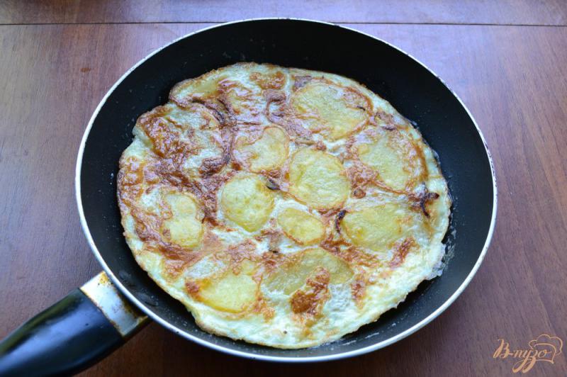 Фото приготовление рецепта: Омлет с картофелем и курицей шаг №6