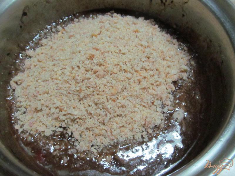 Фото приготовление рецепта: Пирожное «картошка» на хлебной крошке с вишней и орехами шаг №5