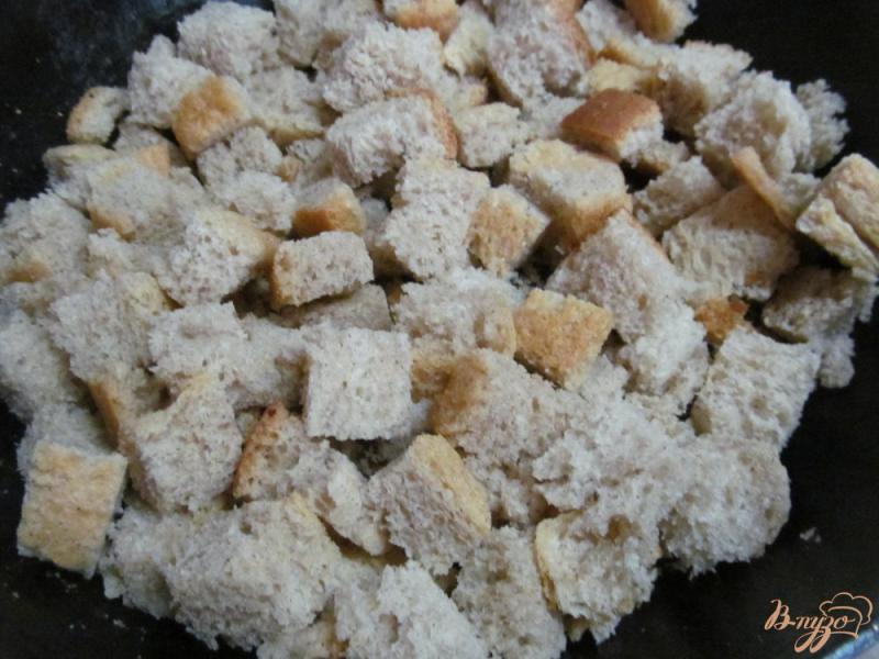 Фото приготовление рецепта: Пирожное «картошка» на хлебной крошке с вишней и орехами шаг №1