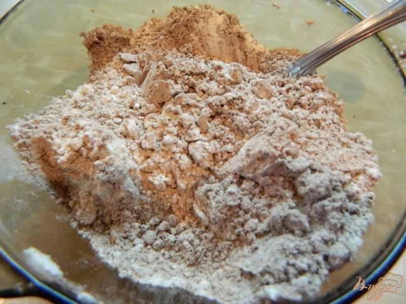 Фото приготовление рецепта: Ягодно-фруктовый торт с шоколадным бисквитом шаг №2