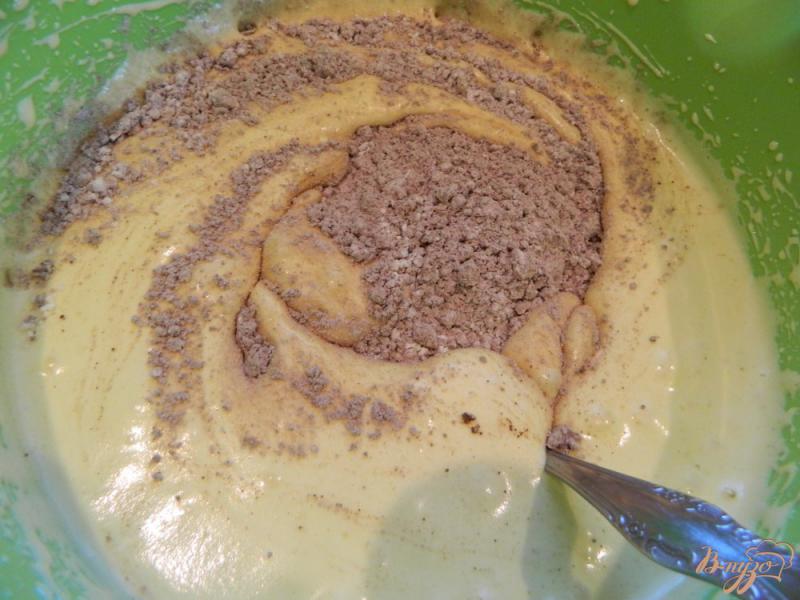 Фото приготовление рецепта: Ягодно-фруктовый торт с шоколадным бисквитом шаг №3