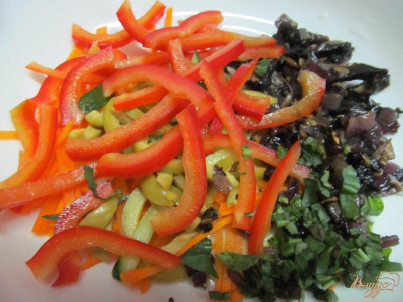 Фото приготовление рецепта: Турецкий салат из овощей с грибами шаг №4