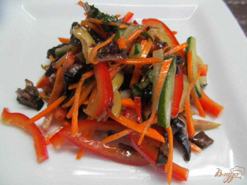 Фото приготовление рецепта: Турецкий салат из овощей с грибами шаг №6