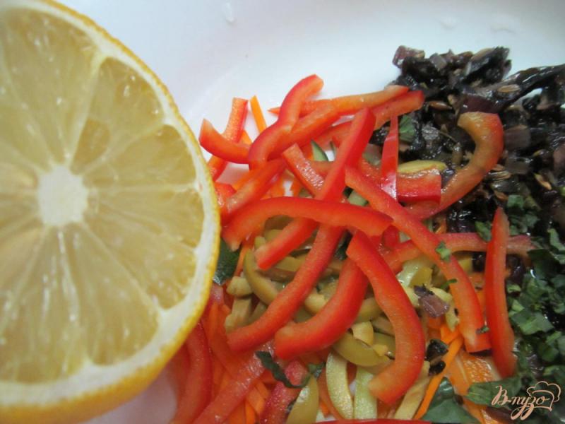 Фото приготовление рецепта: Турецкий салат из овощей с грибами шаг №5