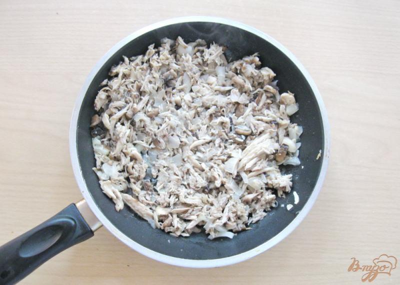 Фото приготовление рецепта: Слойки с мясом и грибами шаг №2