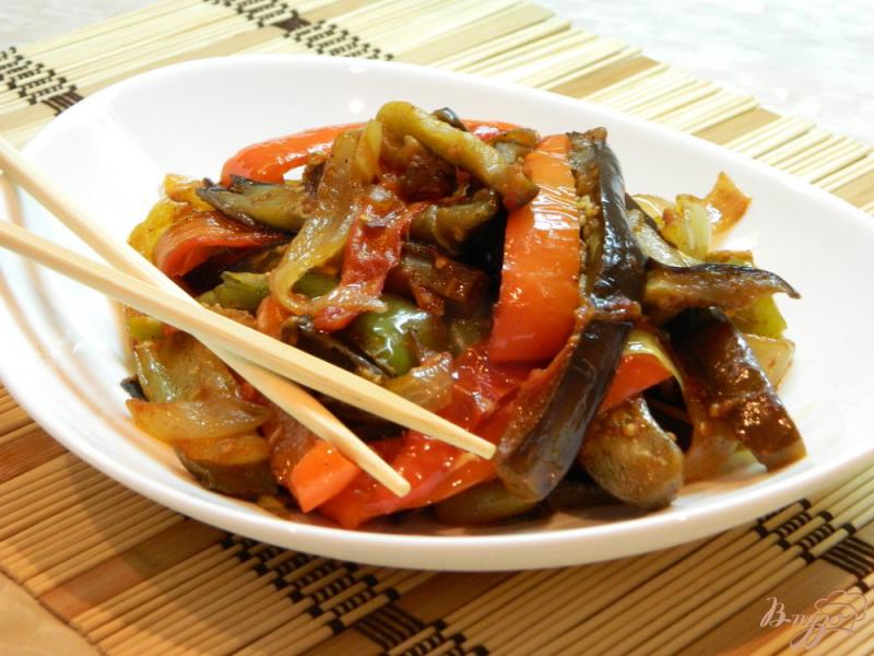 Фото приготовление рецепта: Острый теплый салат из баклажанов, болгарского перца и лука шаг №7