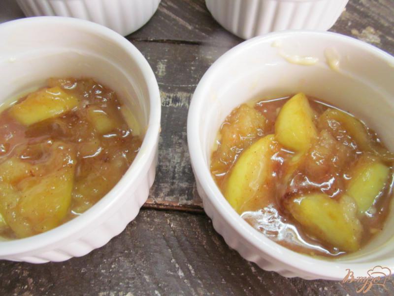 Фото приготовление рецепта: Йоркширские пудинги с карамельным яблоком шаг №7
