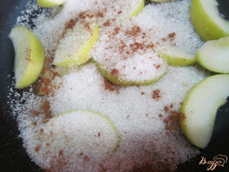 Фото приготовление рецепта: Йоркширские пудинги с карамельным яблоком шаг №5