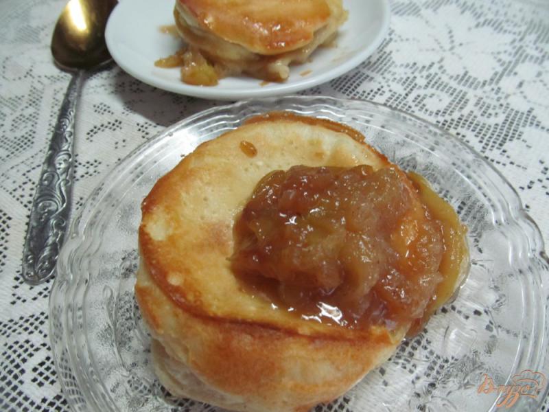 Фото приготовление рецепта: Йоркширские пудинги с карамельным яблоком шаг №9