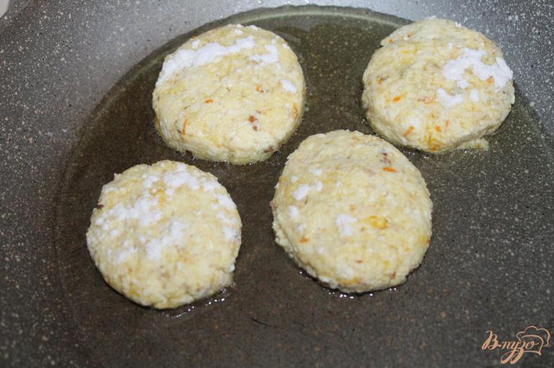 Фото приготовление рецепта: Сырники на завтрак с орехами и апельсиновой цедрой шаг №6