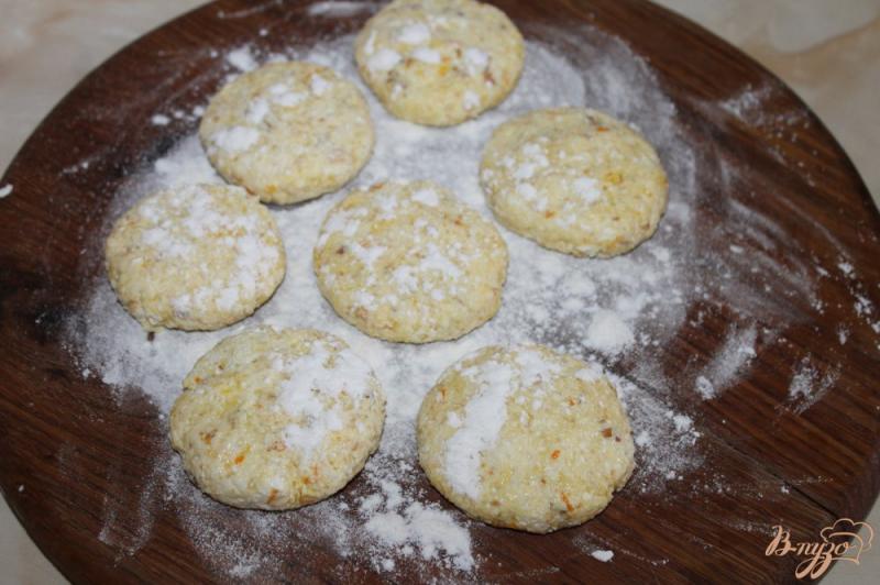 Фото приготовление рецепта: Сырники на завтрак с орехами и апельсиновой цедрой шаг №5
