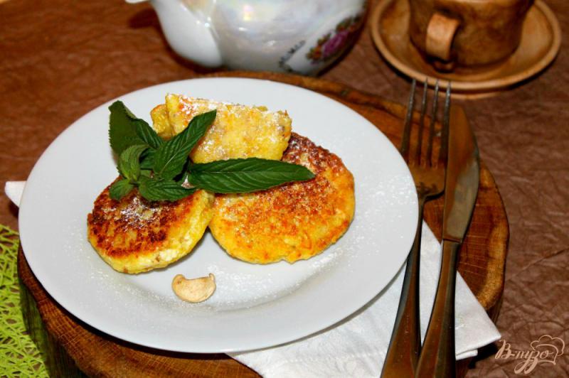 Фото приготовление рецепта: Сырники на завтрак с орехами и апельсиновой цедрой шаг №7