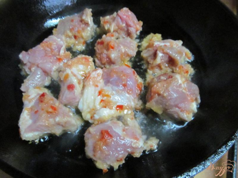 Фото приготовление рецепта: Гуляш со свининой и квашеной капустой шаг №4