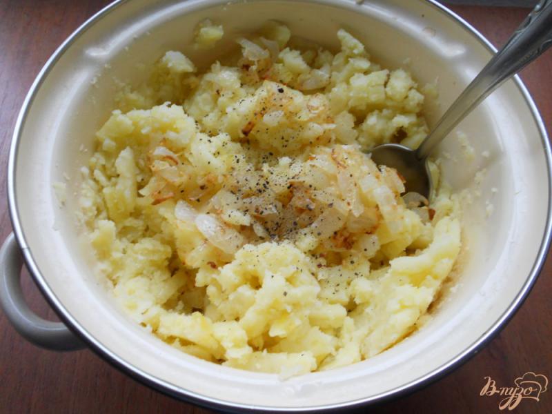 Фото приготовление рецепта: Вареники с картофелем и сыром на пару из творожного теста шаг №4