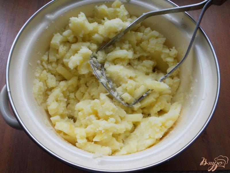 Фото приготовление рецепта: Вареники с картофелем и сыром на пару из творожного теста шаг №3