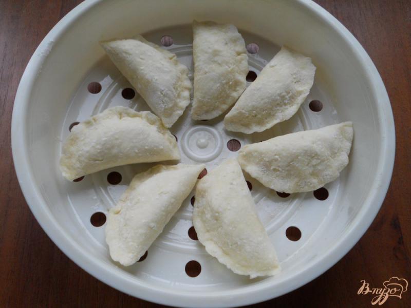 Фото приготовление рецепта: Вареники с картофелем и сыром на пару из творожного теста шаг №9
