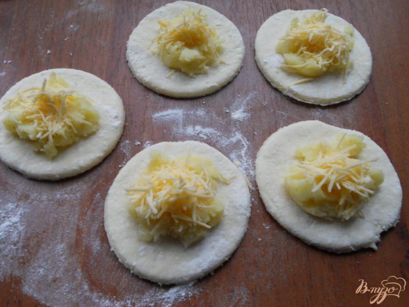 Фото приготовление рецепта: Вареники с картофелем и сыром на пару из творожного теста шаг №7