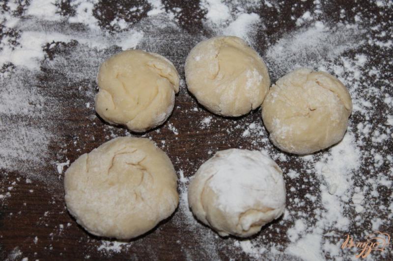 Фото приготовление рецепта: Чебуреки с грибами, сыром и перцем шаг №2