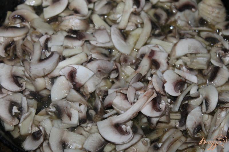 Фото приготовление рецепта: Чебуреки с грибами, сыром и перцем шаг №5