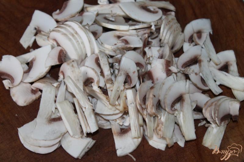 Фото приготовление рецепта: Чебуреки с грибами, сыром и перцем шаг №4