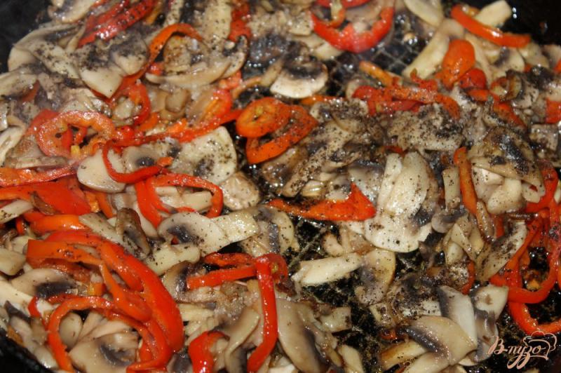 Фото приготовление рецепта: Чебуреки с грибами, сыром и перцем шаг №8