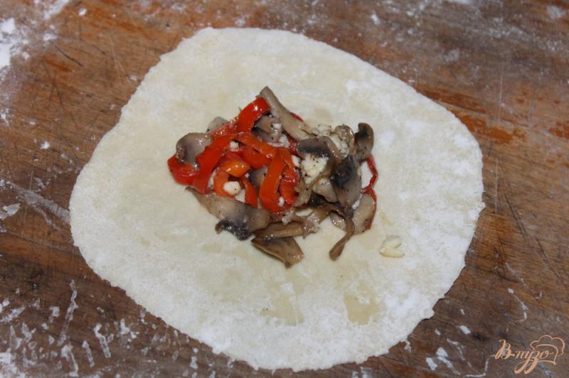 Фото приготовление рецепта: Чебуреки с грибами, сыром и перцем шаг №10