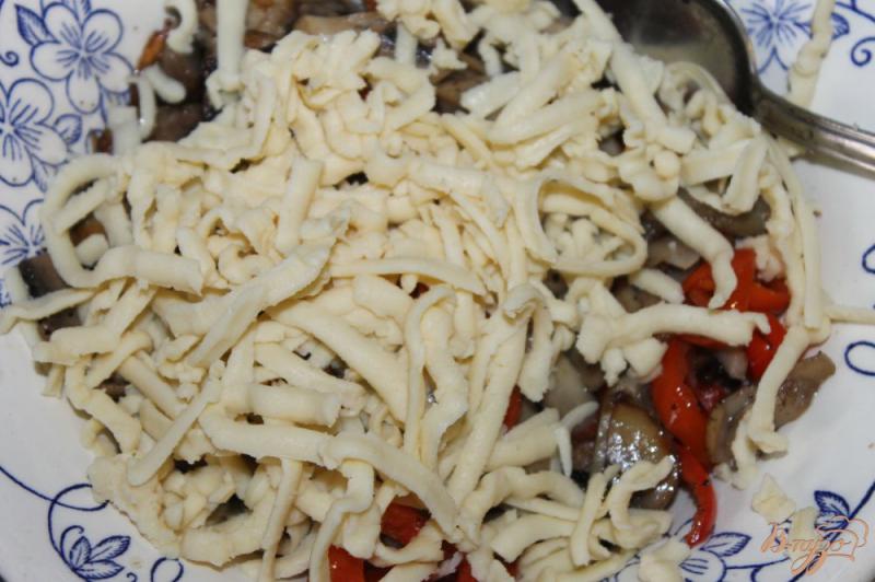 Фото приготовление рецепта: Чебуреки с грибами, сыром и перцем шаг №9
