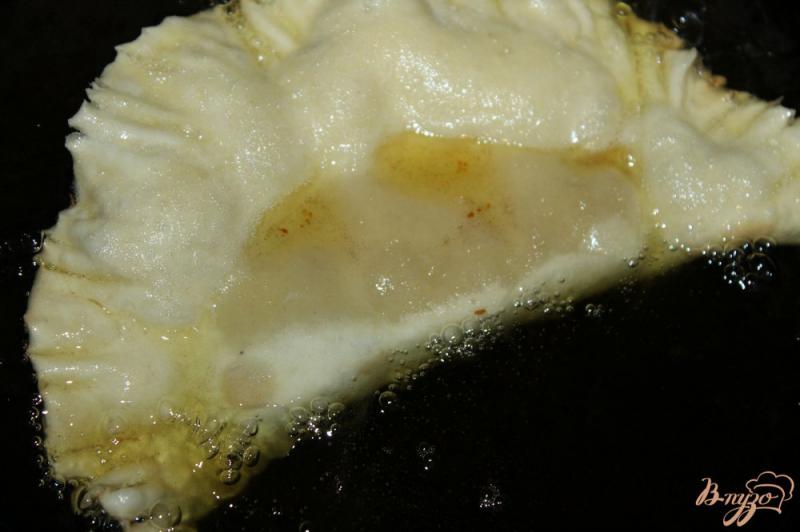 Фото приготовление рецепта: Чебуреки с грибами, сыром и перцем шаг №12