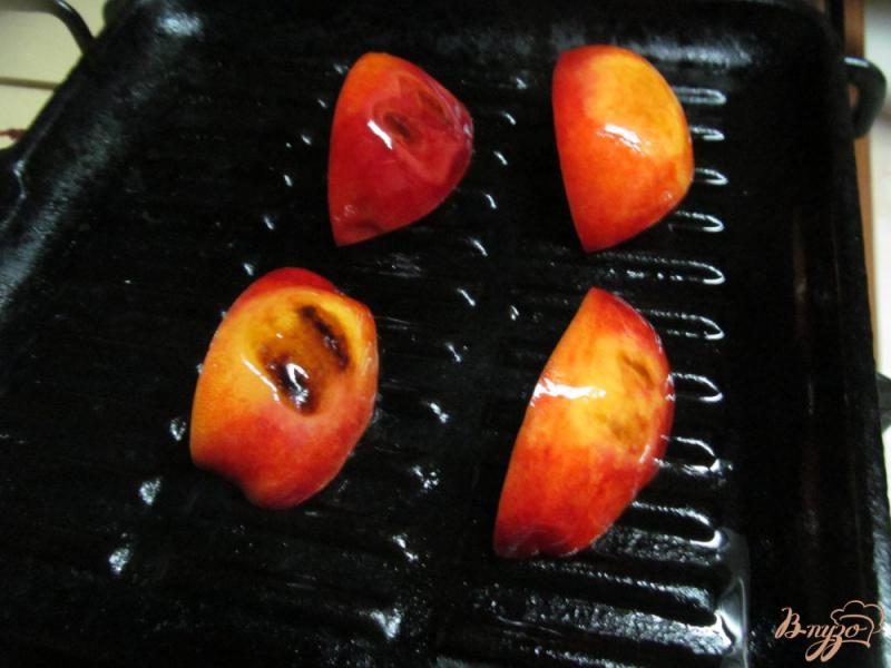 Фото приготовление рецепта: Салат из обжаренных на гриле персиков шаг №2