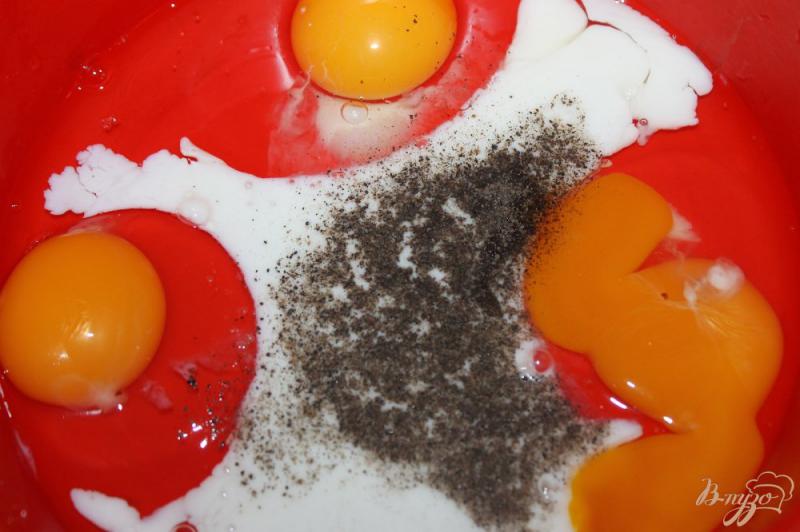 Фото приготовление рецепта: Омлет с домашней колбасой, перцем и помидором шаг №2