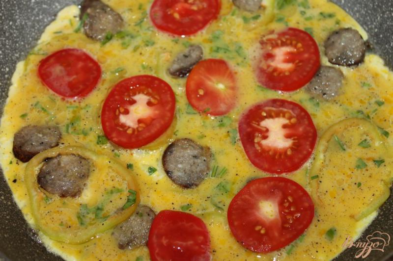 Фото приготовление рецепта: Омлет с домашней колбасой, перцем и помидором шаг №7