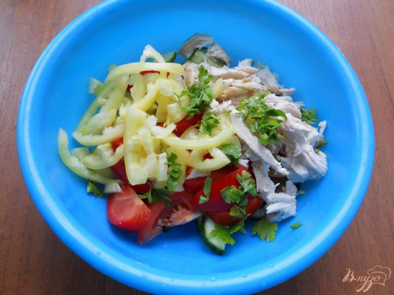 Фото приготовление рецепта: Салат из свежих овощей с курицей и сыром шаг №2