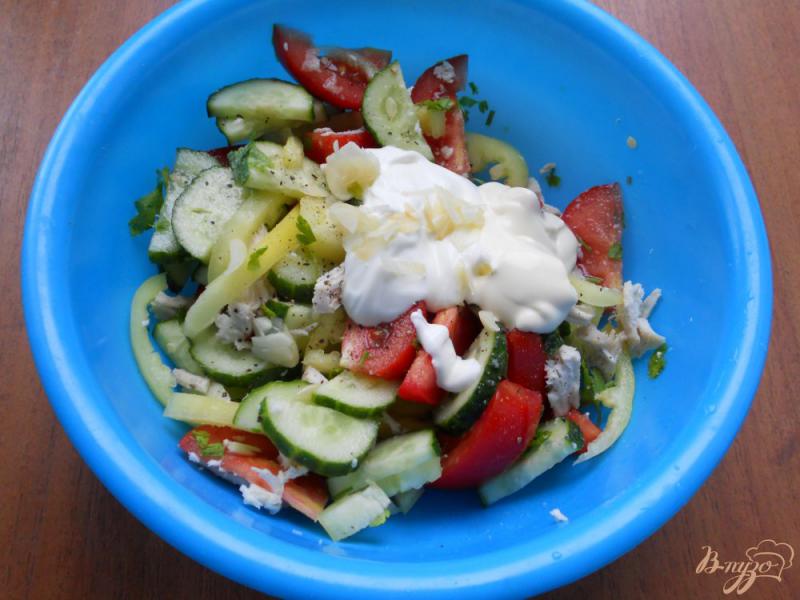 Фото приготовление рецепта: Салат из свежих овощей с курицей и сыром шаг №3