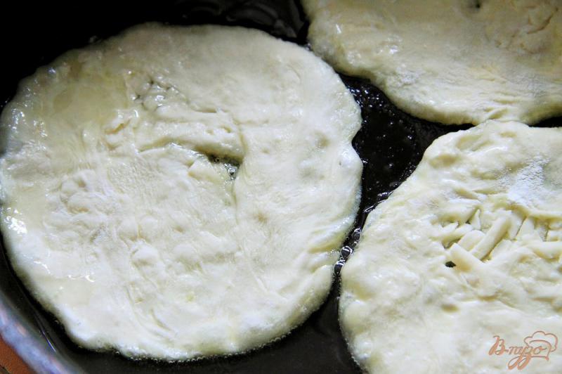 Фото приготовление рецепта: Слоеные лепешки из пельменного теста с сыром шаг №7
