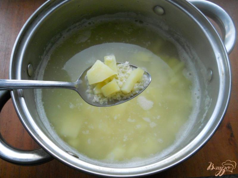 Фото приготовление рецепта: Картофельный суп с рыбой и пшеном шаг №4