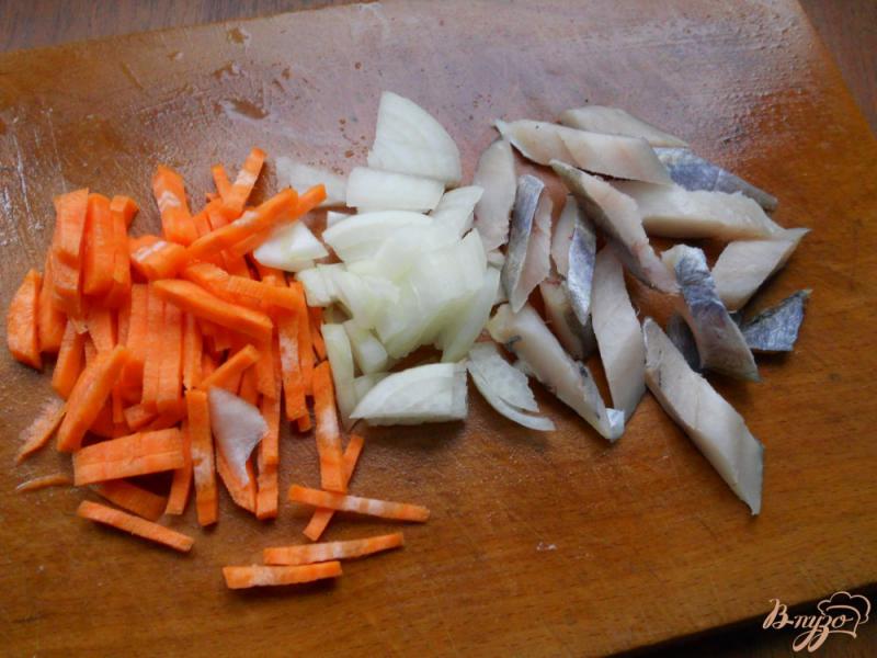 Фото приготовление рецепта: Картофельный суп с рыбой и пшеном шаг №2