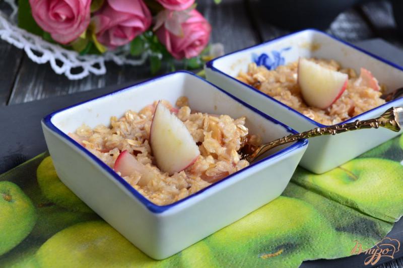 Фото приготовление рецепта: Яблоки с медом и овсянкой в микроволновке шаг №6