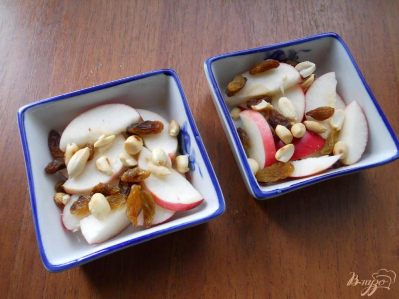 Фото приготовление рецепта: Яблоки с медом и овсянкой в микроволновке шаг №2